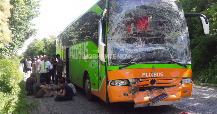Снимки Нова ТвКола и два автобуса се удариха на пътя