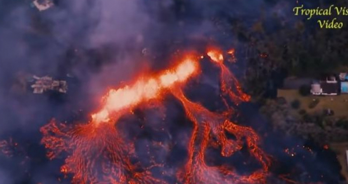 Черен дим от изригналия хавайски вулкан Килауеа е покрил като