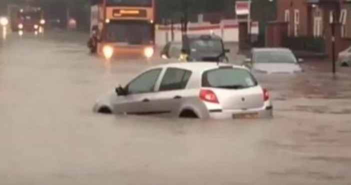 Снимка TwitterПороен дъжд и бури причиниха наводнения в английския град