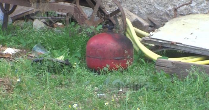 Снимка: TrafficNews.bgГазова бутилка избухна в къща в лесичовското село Калугерово.