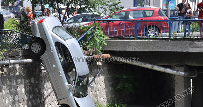 Снимка Haskovo netЛек автомобил Хюндай падна в реката на няколко метра