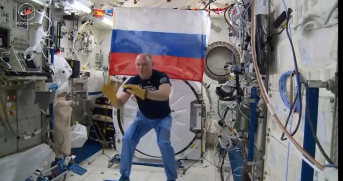 Те изпробваха и официалната топка за Световното първенствоРуски космонавти на