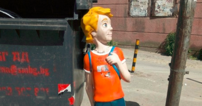 Снимка Moreto netОткрих открадната и захвърлена една от 3D фигурите на пешеходните