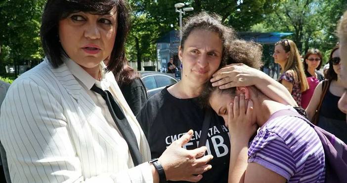 Снимка Флагман бгЛидерът на БСП Корнелия Нинова излезе пред парламента за