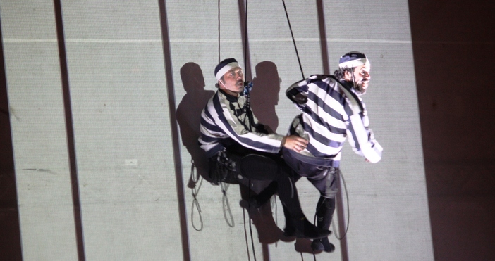 снимки Петел Зрелищен въздушен спектакъл на италианските акробати и актьори Андреа