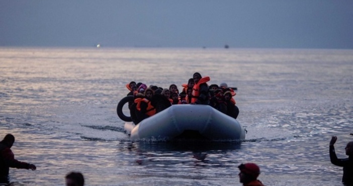 Най малко 35 мигранти са загинали при потъването на плавателния им