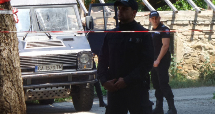 Снимки Труд Полицията в Ботевград евакуира единия от двата входа на