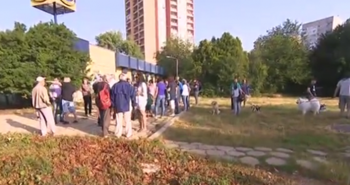 Жителите на столичния квартал Борово излязоха на протест тази сутрин срещу