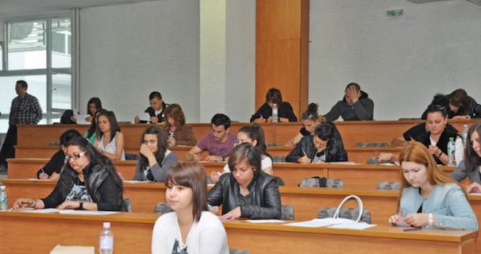 Кандидат студентите по журналистика в Софийския университет пишат по темата Пътят съобщиха
