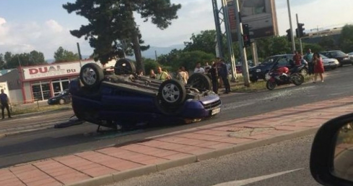 Снимка: Plovdiv24.bgБясно каращ из Пловдив шофьор обърна автомобила си по таван,