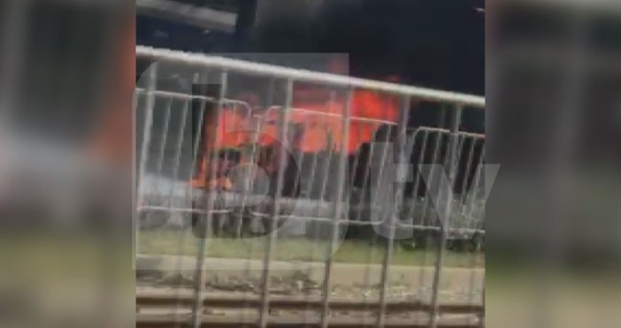 Снимка btvnovinite bgАвтомобил се запали на метри от бензиностанция на столичния