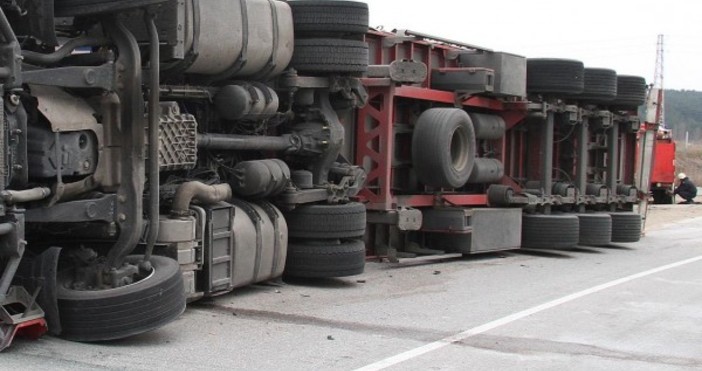 Катастрофа, предизвикана от български шофьор на ТИР, затвори магистрала Е76