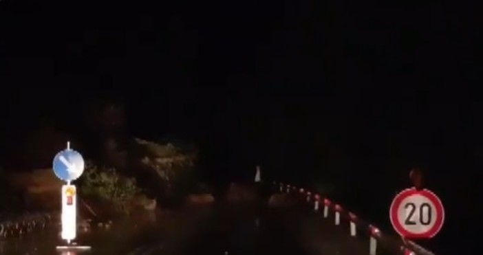 Тонове скална маса и дървета затвориха пътя за Рилския манастир