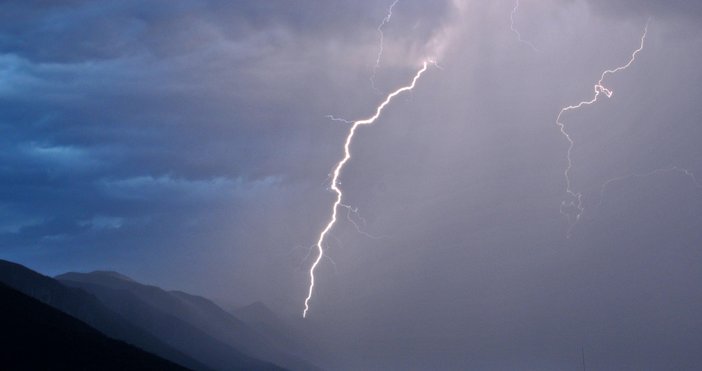 Силна гръмотевична буря се разрази над Кюстендил, съобщава Фокус. Бурята