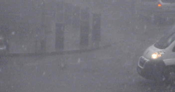 Изключително затруднено е придвижването в Кюстендил заради обилния дъжд