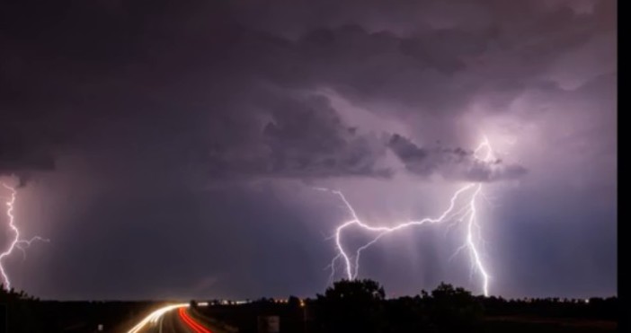 trafficnews bgФотограф от Пловдив улови изключителни кадри на снощната гръмотевична буря