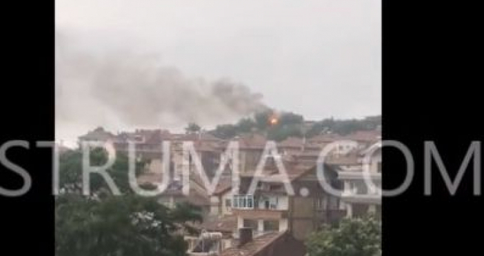 Снимка struma.comМълния запали покрива на постройка в Сандански. Въпреки бързата намеса