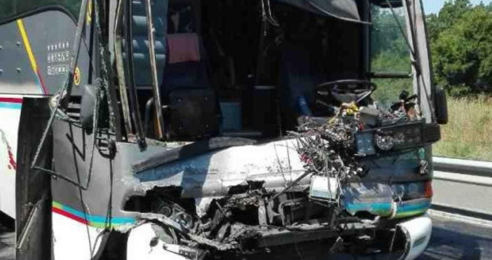 Снимка Флагман бгЛек автомобил и автобус катастрофираха преди минути на детелината