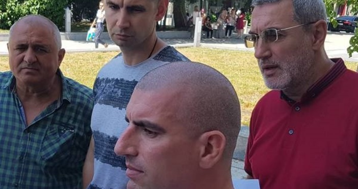 Снимка Флагман Почетният гражданин на Бургас Михаил Цонков и неговите бивши