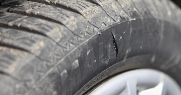 Снимка БулфотоСигнал за нарязани гуми на коли в кв. Чародейка в Русе
