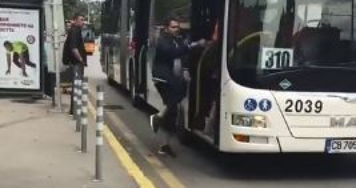 Видео с момче което удря и рита пътничка в автобус