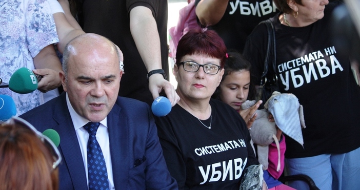 Социалният министър Бисер Петков отново се среща майките на деца