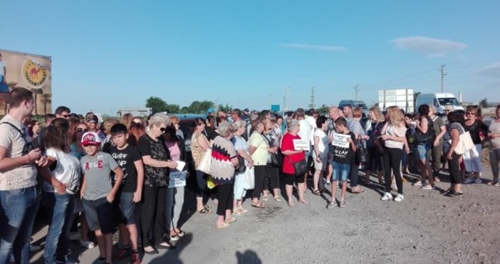 Десетки жители на Ахелой се събраха на протест заради новия