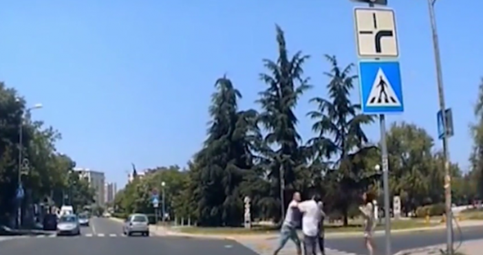 Шофьор и пешеходец се биха на кръстовище в Бургас Удари двамата