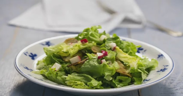 Диетата включва използването на различни салати с плодове и зеленчуци