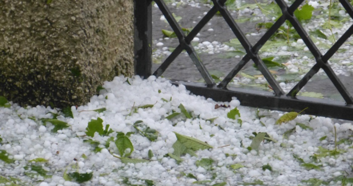 Снимка BulNews bgБуря с гръмотевици вятър и градушка се изви над Костинброд преди