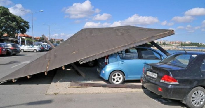 Снимка: Булфото Покрив се стовари на паркинг и смачка 6