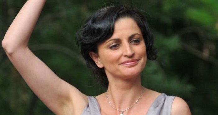 Нина Николина е родена  на 25 юни 1975 г. в гр. Враца. Завършва музикалното