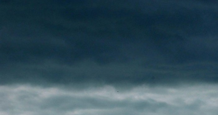 Снимка БулфотоЧерни облаци надвиснаха над София! Синоптиците прогнозират проливен дъжд