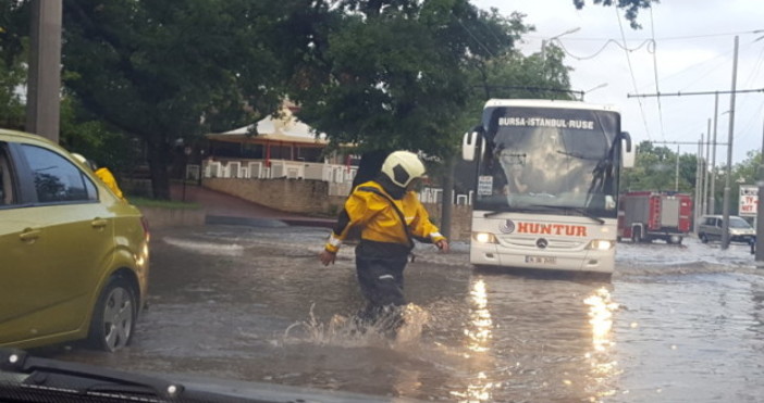 Снимка Аз репортерът bTVПроливен дъжд превърна улиците на Сливен в