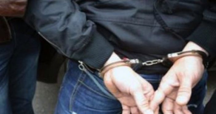 Полицейски служители от Нови пазар са задържали 55-годишен мъж, обявен
