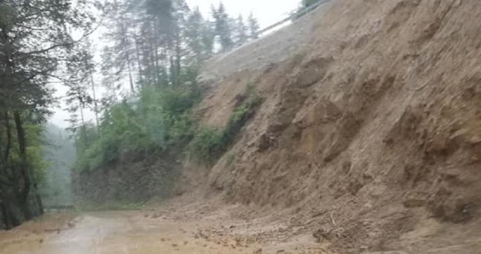 Снимка фейсбукПаднали камъни, кална маса и дървета затвориха два основни пътя тази сутрин в Смолянско, съобщиха слушатели на