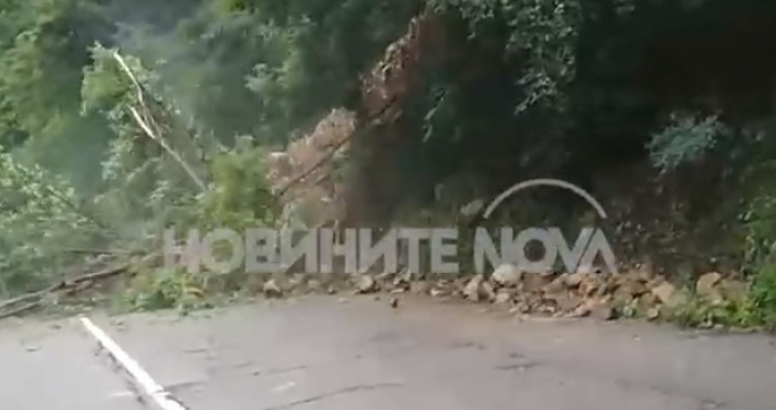 Скална маса и дървета паднаха на пътя София Самоков в петък