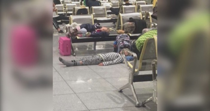 Снимка bTVНад 160 пътници стояха блокирани цяла нощ на летище
