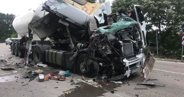 снимки читател Тежка катастрофа между два товарни автомобила е станала днес