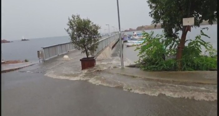 Пороен дъжд превърна крайбрежната улица в Ахтопол в река. Шахтите