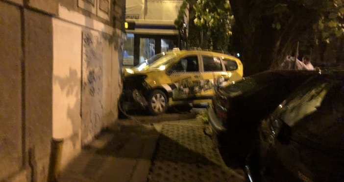 Такси се вряза в къща във Варна  в опит да