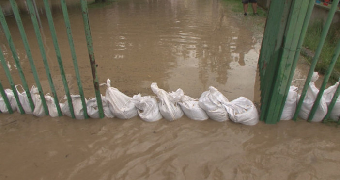 Снимка btvnovinite bgНа третия ден от голямото наводнение в Роман улиците