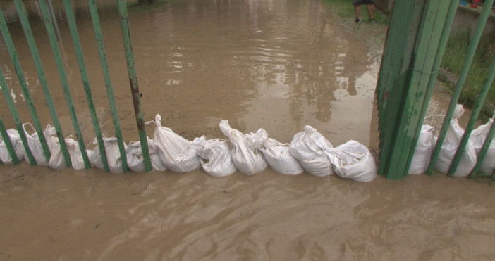 Шест екипа на пожарната помагат на хората в наводнения квартал