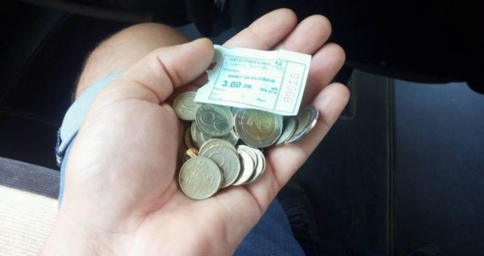 Снимка фейсбукКондукторка скандализира след като върна в монети 17 лв
