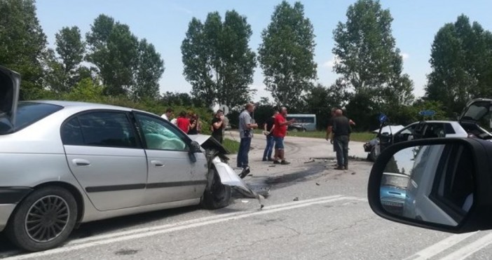 © ФейсбукЗа тежка катастрофа на пътя Пловдив-Пазарджик предаде Plovdiv24.bg.Преминаващи от