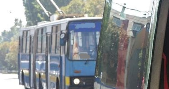 Автобус тролейбус и лек автомобил се удариха в Хасково минути