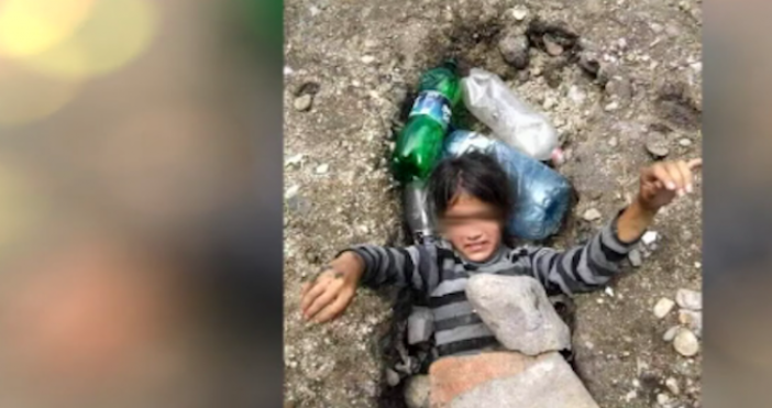 Кадър Bulgaria ON AIRСнимка на ромско дете в дупка затрупано с