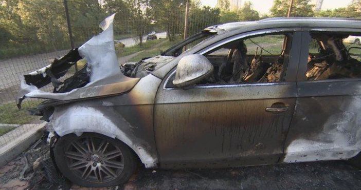 Снимка бТВШест автомобила изгоряха при среднощен палеж в автокъща в