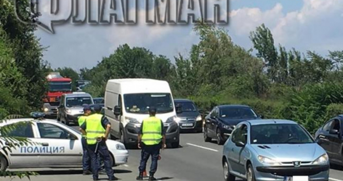 Снимка:ФлагманПолицаи са блокирали изходите на Бургас, съобщават очевидци, цитирани от