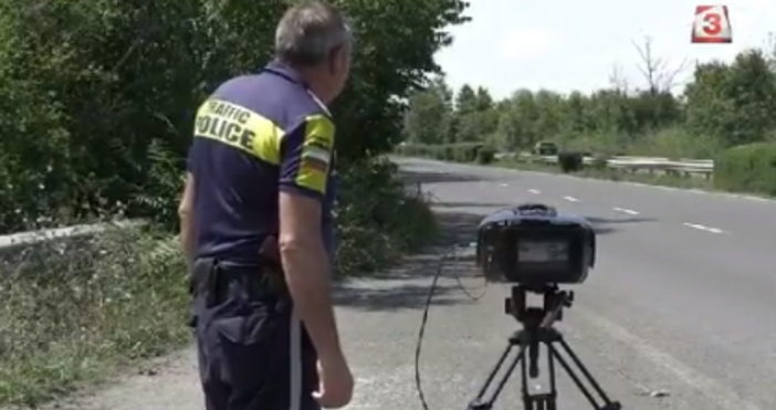 Супермодерна тринога камера на пътна полиция засича скоростта в целия